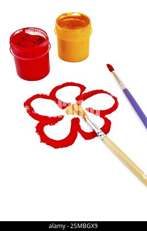 Blume, rote und gelbe Farbe, zwei Pinsel und zwei Dosen rote und gelbe Gouache isoliert auf weißem Hintergrund Stockfoto