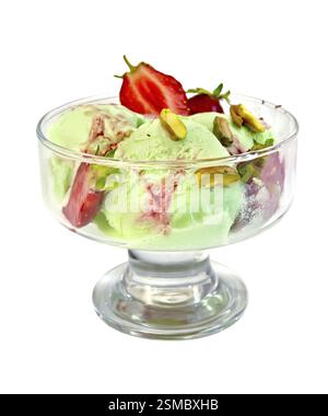 Eis Erdbeere und Pistazien in einem Glas mit Erdbeeren und Pistazien isoliert auf weißem Hintergrund Stockfoto