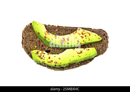 Eine Scheibe Graubrot mit Scheiben von Avocado und Pfeffer isoliert auf weißem Hintergrund Stockfoto