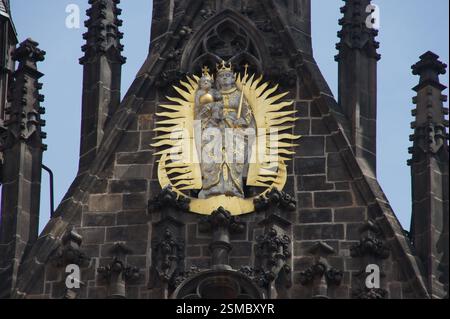 Statue der Jungfrau Maria, ein Symbol der Mutterschaft, des Schutzes, des Glaubens, der Hoffnung und der Spiritualität. Die goldene und verzierte Statue zeigt die Mutter und das Chi Stockfoto