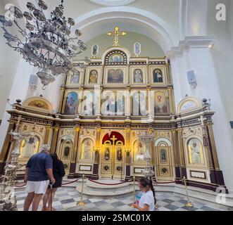 Kotor, Montenegro - 2. Juli 2024: Alte historische Innenstadt. Die Ikonostase der St. Nikolaus-Kirche, eine Wand aus Ikonen und religiösen Gemälden, die den trennt Stockfoto