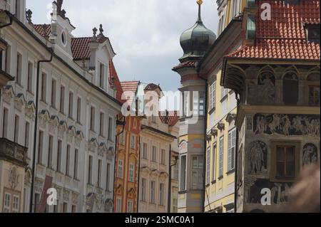 Architektur in der Tschechischen Republik. Gebäude mit farbenfrohen Fassaden und kunstvollen Details. Eine enge Straße gesäumt von historischen Gebäuden in Prag, Tschechien Stockfoto