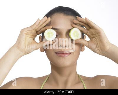 Südasiatische Indianerin halten und zeigen Gurke grüne Kleid Herr # 702 Stockfoto