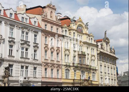 Altstädter Ring, Prag. Farbenfrohe barocke Gebäude säumen den Platz, ihre Fassaden sind mit komplizierten Details verziert und mit roten Ziegeldächern gekrönt. Die Stockfoto