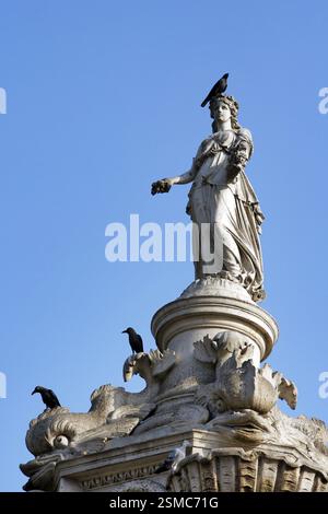 Drei Krähen sitzen auf Flora Fountain Hutatma Chowk, Bombay Mumbai, Maharashtra, Indien, Asien Stockfoto
