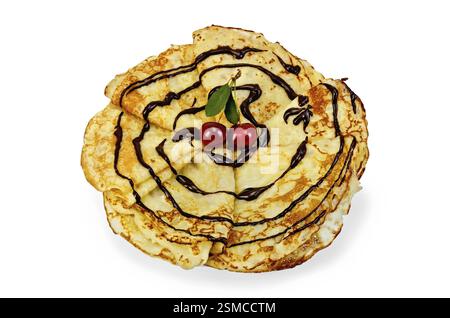 Pfannkuchen mit Beeren, Kirschen und Schokolade Sirup auf dem Teller isoliert auf weißem Hintergrund Stockfoto