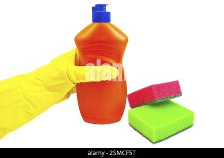 Eine Flasche von Orange mit einem Reinigungsmittel, hand im Handschuh gelb, zwei Schwämme von grünen und roten Farben auf weißem Hintergrund isoliert Stockfoto