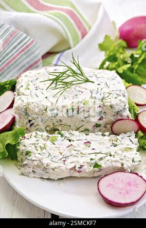 Quark-Terrine mit Dill und Radieschen, grüne Zwiebeln, Salat auf einem Teller, Serviette auf eine leichte Holzplanken an der Spitze geschnitten Stockfoto