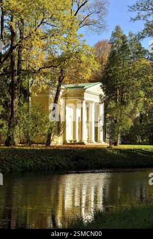 Autumn landscape with Pavilion in Alexander's garden at the water Stockfoto