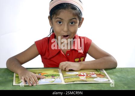 Südasiatische indische sechs Jahre altes Mädchen Comic Lesebuch Herr #364 Stockfoto