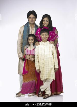Südasiatische Indianerfamilie mit Vater Mutter Sohn und Tochter stehend lächelnd und in die Kamera blickend MR. 698, 699, 700, 701 Stockfoto