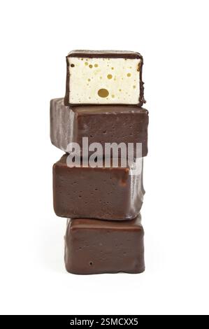 Ganze drei und einer in Scheiben geschnittenen Süßes souffle, ein auf weißem Hintergrund Stapel Stockfoto