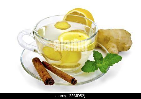 Ingwer-Tee in eine Glasschale, Zitrone, Zimt, Ingwer, Minze, die isoliert auf weißem Hintergrund Stockfoto