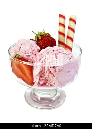 Erdbeereis in einem Glas mit Erdbeeren und Waffelrollen isoliert auf weißem Hintergrund Stockfoto