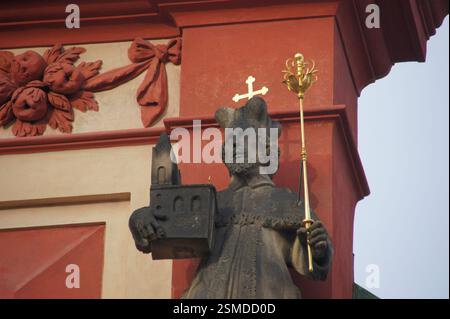 Die Statue des Johannes von Nepomuk steht in der Tschechischen Republik. Es ist aus schwarzem Stein gefertigt und zeigt ihn mit einem goldenen Stab und einem Modell des heiligen Veitskathus Stockfoto