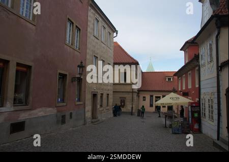Prager Burg Goldenes Gasse enge Kopfsteinpflasterstraße mit farbenfrohen Gebäuden und Touristen. Tschechische Republik. Prager Burg Goldenes Gasse schmales Kopfsteinpflaster Stockfoto