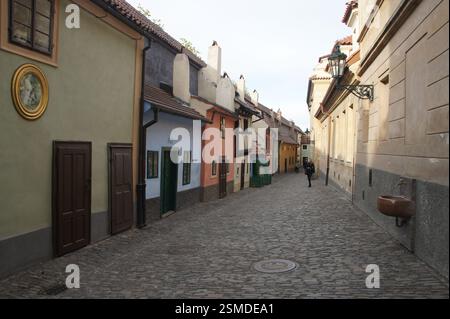 Gold Lane, Tschechische Republik. Bunte Gebäude säumen eine Kopfsteinpflasterstraße. Ein beliebtes Touristenziel. Eine enge, malerische Straße, gesäumt von Farben Stockfoto