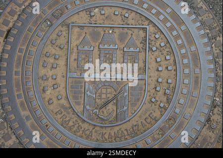 Schachtabdeckung Prager Kanalisation Wappen von Prag Symbol der Infrastruktur und Geschichte der Stadt Tschechische Republik. Schachtabdeckung Tschechische Republik. Pra Stockfoto