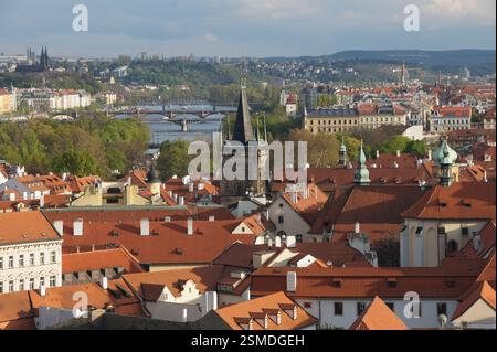 Aus der Vogelperspektive der Prager Altstadt, Tschechische Republik. Rote Dächer dominieren die Landschaft, mit Türmen und Türmen, die die Skyline prägen. Charles Bridge Str. Stockfoto
