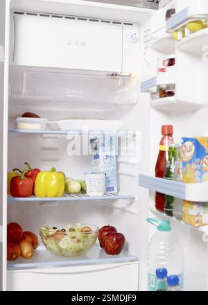 Verschiedene Lebensmittel und Getränke im Kühlschrank aufbewahrt Stockfoto