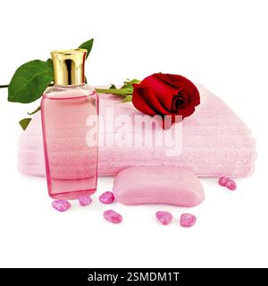 Flasche rosa Duschgel, rosa Seife, Handtücher, Bad Salz und roten Rosen isoliert auf weißem Hintergrund Stockfoto