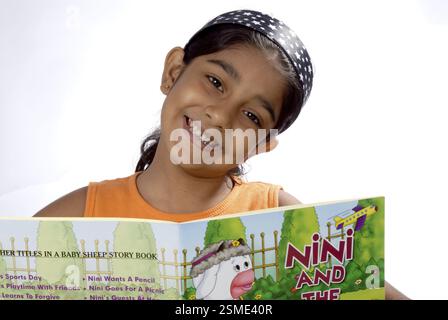 Südasiatische indischen acht Jahre altes Mädchen Comic Lesebuch Herr #152 Stockfoto