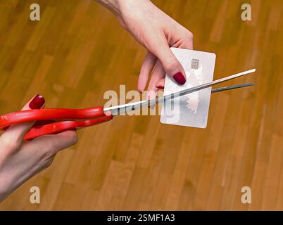 Frau in Finanzproblemen, Schere zu halten, Kreditkarten zu schneiden Stockfoto