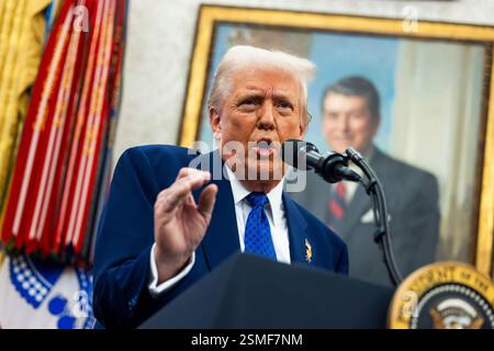 Das offizielle Porträt des ehemaligen US-Präsidenten Ronald Reagan ist hinter US-Präsident Donald Trump abgebildet, als er am 12. Februar 2025 im Oval Office des Weißen Hauses in Washington, DC, USA, mit den Medien spricht. Trump sprach nach der Vereidigung seines Kandidaten für den Direktor des Nationalen Geheimdienstes Tulsi Gabbard. Guthaben: Jim LoScalzo/Pool über CNP/MediaPunch Stockfoto