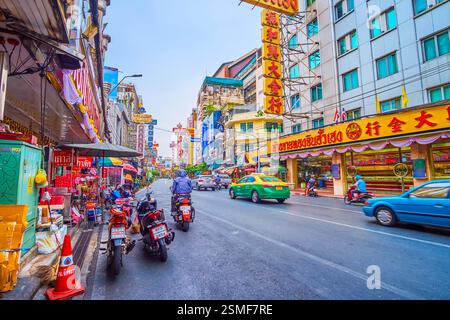 BANGKOK, THAILAND - 12. MAI 2019: Die Aktivität auf der Yaowarat Road in Chinatown, am 12. Mai in Bangkok, Thailand Stockfoto