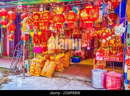 BANGKOK, THAILAND - 12. MAI 2019: Der kleine Laden mit traditionellen chinesischen Kultartikeln, am 12. Mai in Bangkok, Thailand Stockfoto