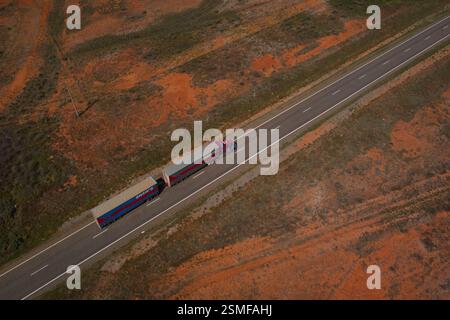 Doppel-B-interstate-Frachttransporter auf dem Barrier Highway zwischen Wilcannia und Broken Hill NSW Australien Stockfoto
