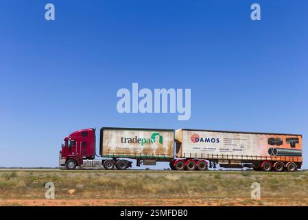 Cabover B Doppelfracht mit einem Interstate-Truck auf dem Barrier Highway zwischen Broken Hill und Wilcannia New South Wales Australien. Stockfoto
