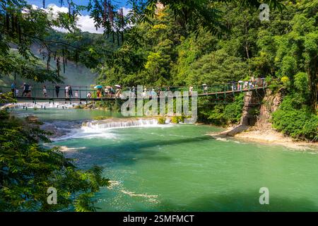 16. AUGUST 2022, ANSHUN, CHINA: Hängebrücke über den Huangguoshu Great Falls River Stockfoto