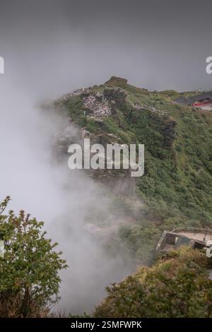Panoramablick auf den buddhistischen Tempel Chengen vom neuen goldenen Gipfel des Fanjing Berges in Guizhou China, nebelige Landschaft Stockfoto