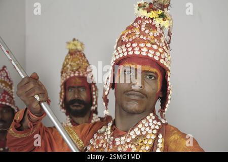 Gondhali aus Sholapur District spielt Schlagzeug, Maharashtra, Indien MR#687Z, 687W Stockfoto