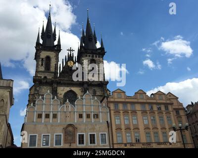 Die Kirche unserer Lieben Frau vor Týn. Gotische Doppeltürme dominieren den Altstadtplatz. Barockfassade mit astronomischer Uhr. Symbol der Prager Geschichte und fai Stockfoto