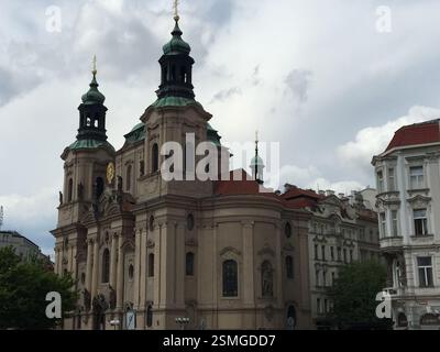 Die Nikolaikirche, eine atemberaubende Barockarchitektur mit grünen Kuppeln und einem roten Dach, steht hoch auf dem Altstädter Ring in Prag. Dieses legendäre Wahrzeichen, A Stockfoto