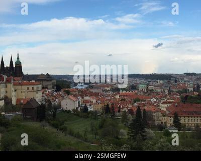 Panoramablick auf Prag, Tschechische Republik. Rote Dächer dominieren die Landschaft, wobei die Karlsbrücke und der Veitsdom hervorragen Stockfoto