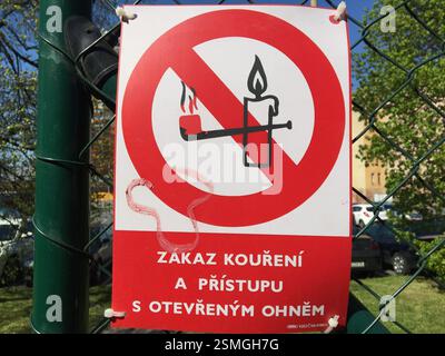 Rauchverbotsschild. Roter Kreis mit weißem Schlitz durch Rauchpfeife und Kerze. Rauchverbot und Verhinderung des Zugangs mit offenen Flammen, wie z. B. Cand Stockfoto