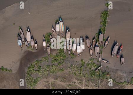 Eine Gruppe von Fischerbooten ruht entlang der Ufer des Flusses Meghna in Narsingdi und wartet auf ihre nächste Reise auf dem Wasser. Bangladesch. Stockfoto