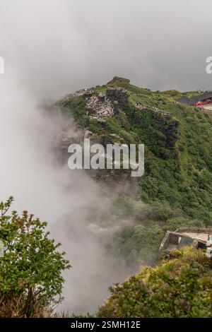 Panoramablick auf den buddhistischen Tempel Chengen vom neuen goldenen Gipfel des Fanjing Berges in Guizhou China, nebelige Landschaft Stockfoto