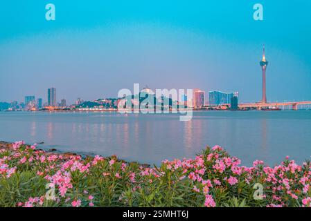 Nächtlicher Blick auf Macau über Zhuhai Stockfoto