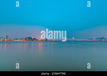 Nächtlicher Blick auf Macau über Zhuhai Stockfoto
