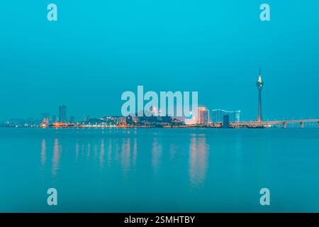 Nächtlicher Blick auf Macau über Zhuhai Stockfoto