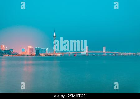 Nächtlicher Blick auf Macau über Zhuhai Stockfoto