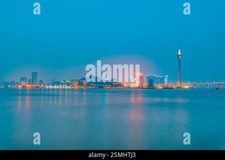 Nächtlicher Blick auf Macau über Zhuhai Stockfoto