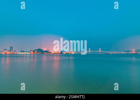 Nächtlicher Blick auf Macau über Zhuhai Stockfoto