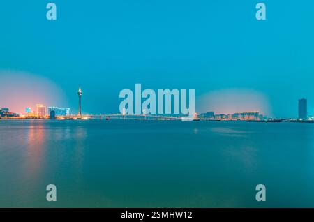 Nächtlicher Blick auf Macau über Zhuhai Stockfoto