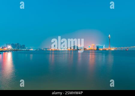 Nächtlicher Blick auf Macau über Zhuhai Stockfoto