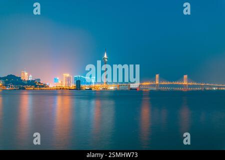 Nächtlicher Blick auf Macau über Zhuhai Stockfoto
